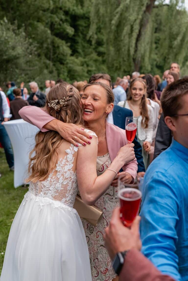 02575-florian-knusper-hochzeitsfotograf-wuerzburg-gaeste-beim-sekt-empfang-Das Retz