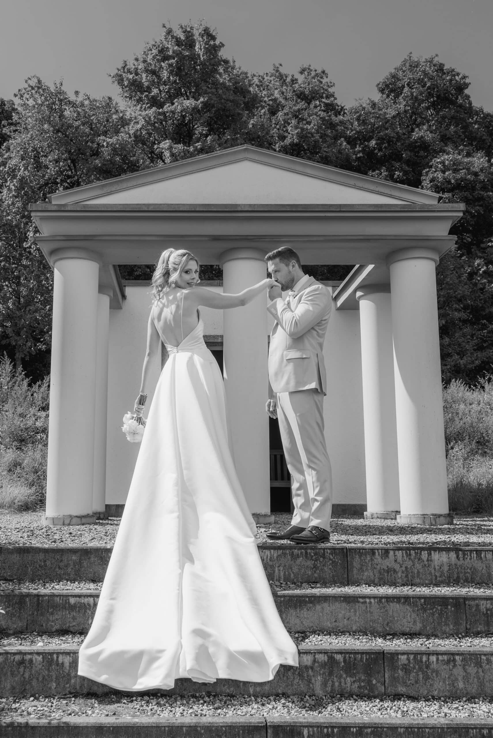 02590-2-florian-knusper-hochzeitsfotograf-wuerzburg-brautpaar-vor-tempel-villa oriental