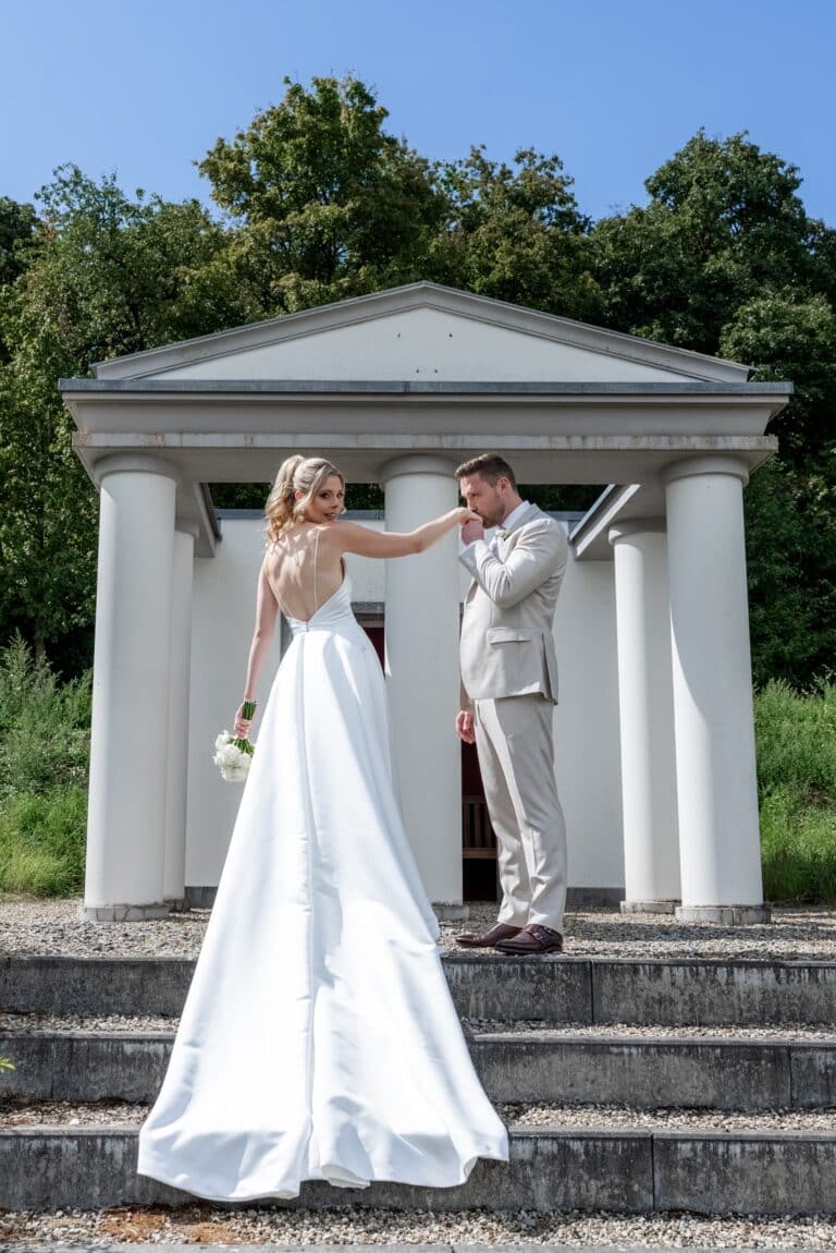02590-florian-knusper-hochzeitsfotograf-wuerzburg-brautpaar-vor-pavillon-Villa Oriental