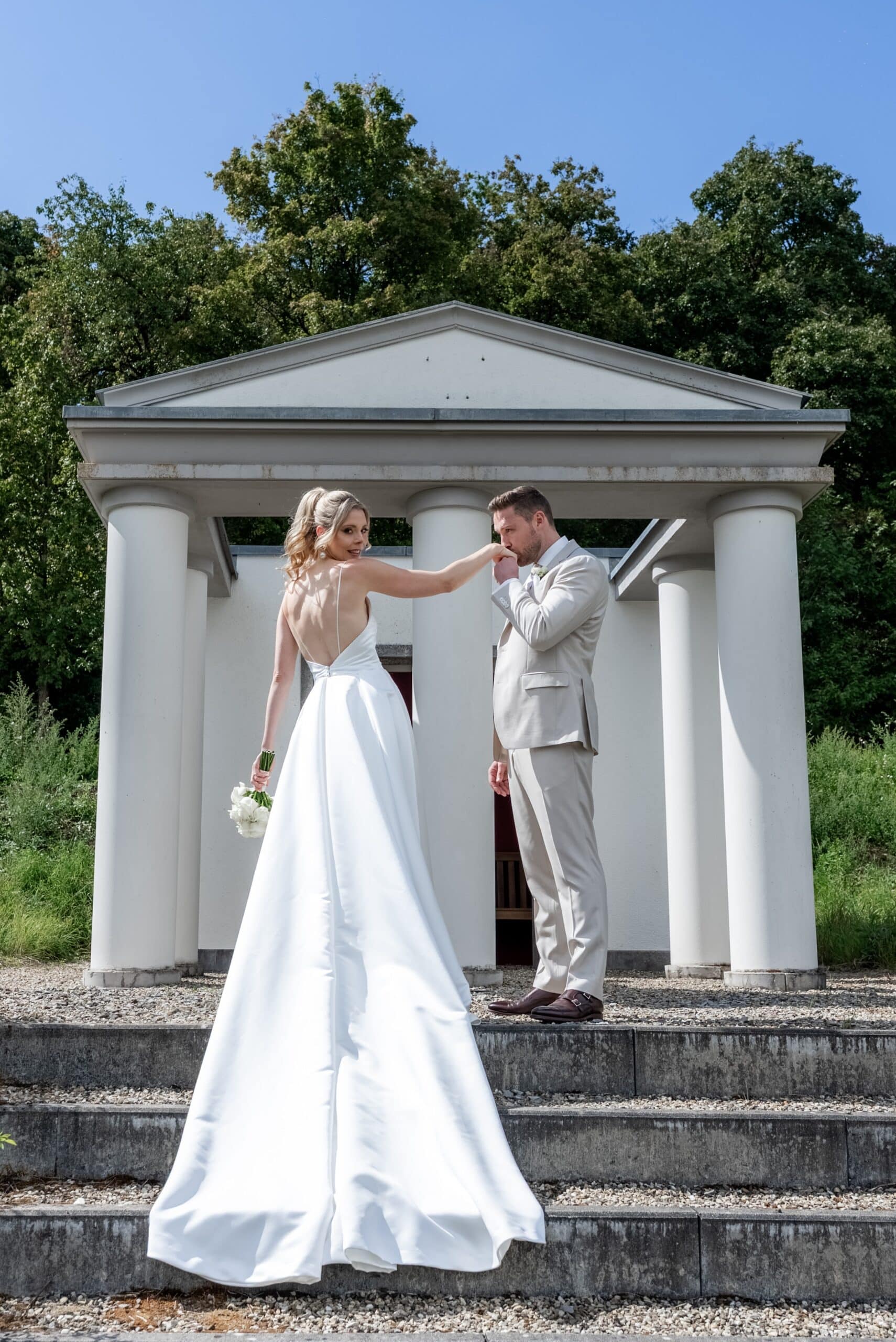 Brautpaar vor Säulen im Garten, Villa Oriental