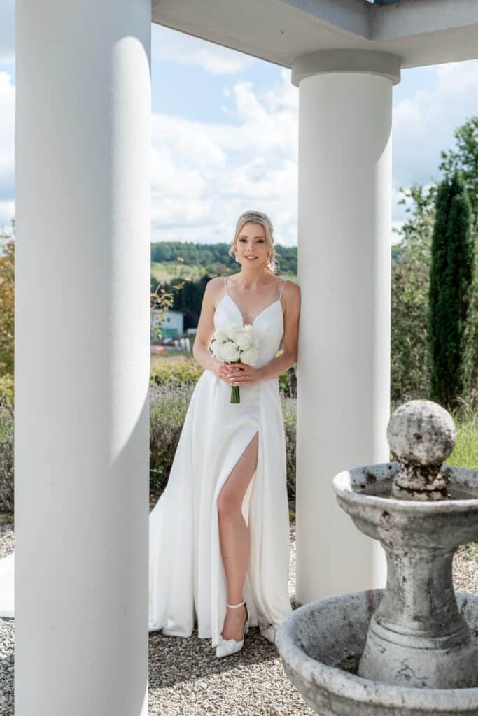 Braut im Garten mit Blumenstrauß, Villa Oriental