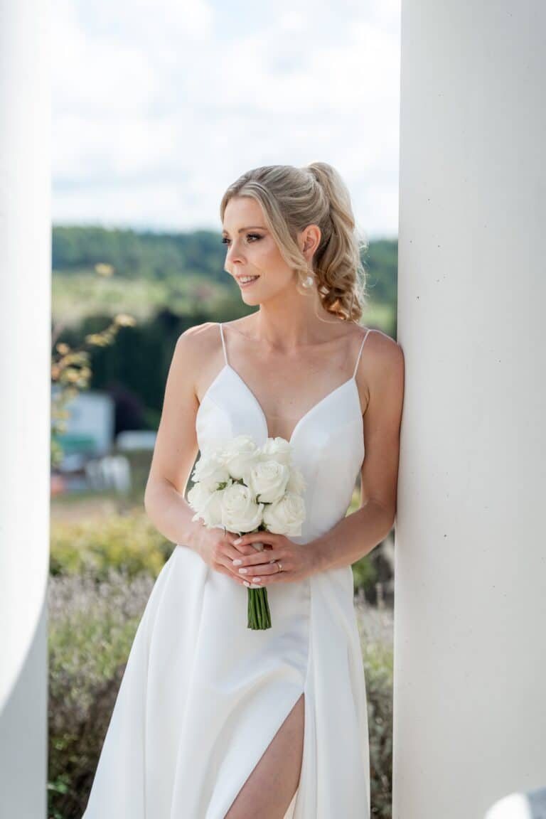 02617-florian-knusper-hochzeitsfotograf-wuerzburg-braut-mit-brautstrauss-Villa Oriental