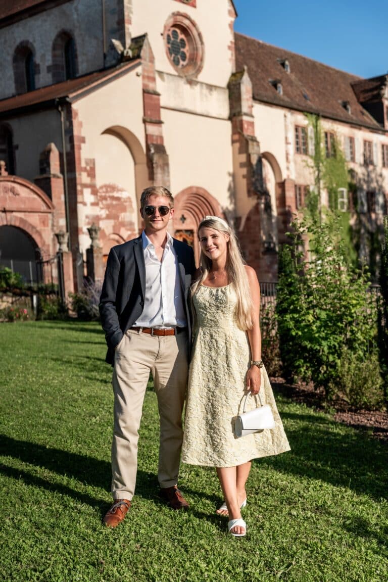 02617-florian-knusper-hochzeitsfotograf-wuerzburg-paar-vor-kirche-Kloster Bronnbach