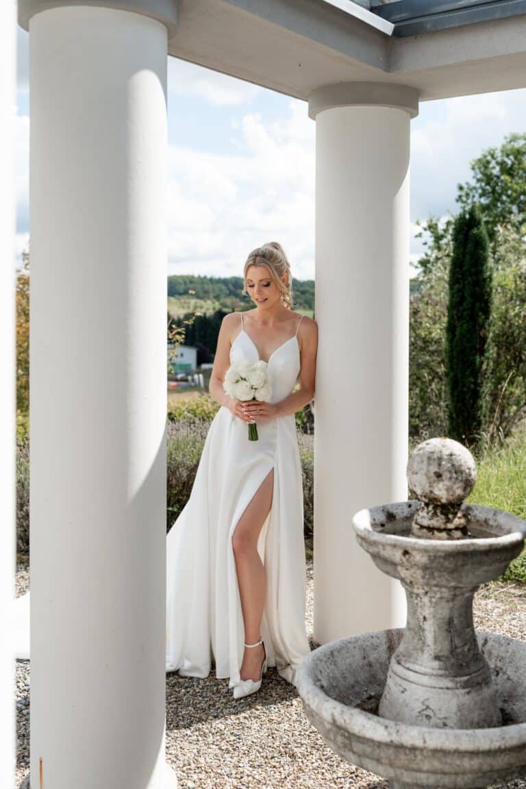 02621-florian-knusper-hochzeitsfotograf-wuerzburg-braut-unter-saeulengang-Villa Oriental