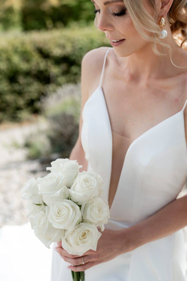 02624-florian-knusper-hochzeitsfotograf-wuerzburg-braut-mit-blumenstrauss-Villa Oriental