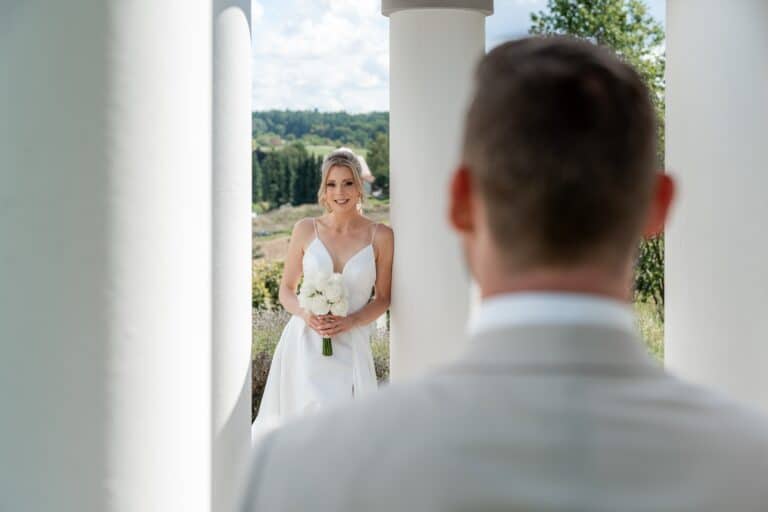 02628-florian-knusper-hochzeitsfotograf-wuerzburg-brautpaar-bei-saeulen-Villa Oriental