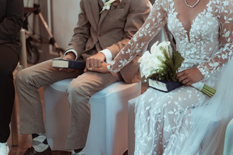 02641-florian-knusper-hochzeitsfotograf-wuerzburg-brautpaar-mit-buechern-Dänischer Pavillon