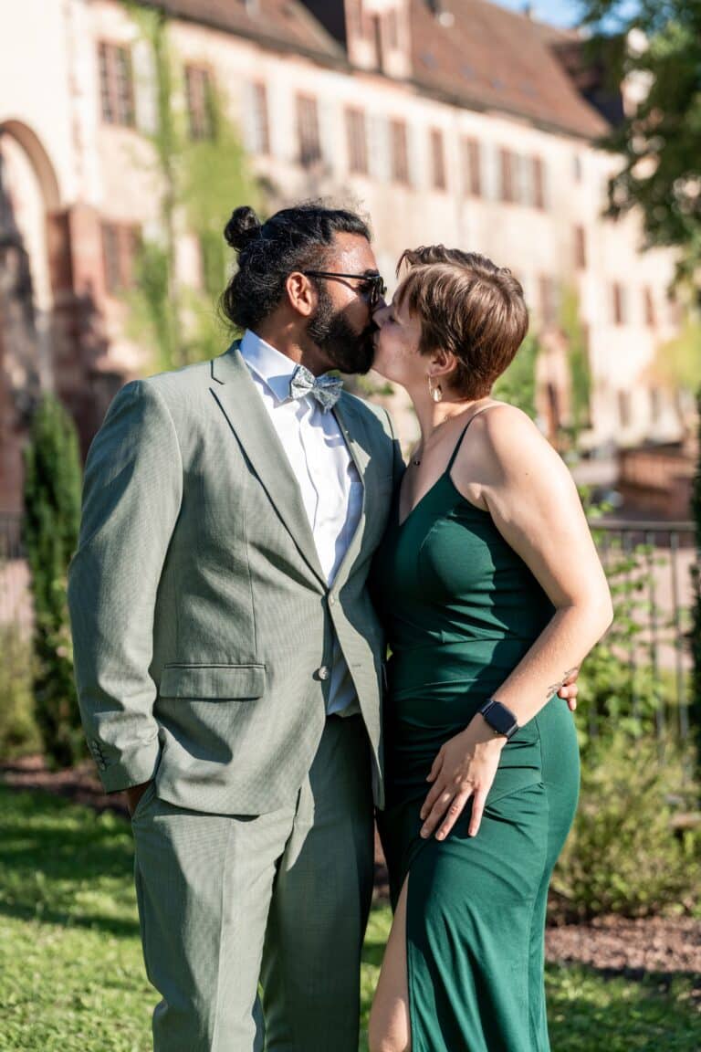 02642-florian-knusper-hochzeitsfotograf-wuerzburg-paar-im-garten-Kloster Bronnbach