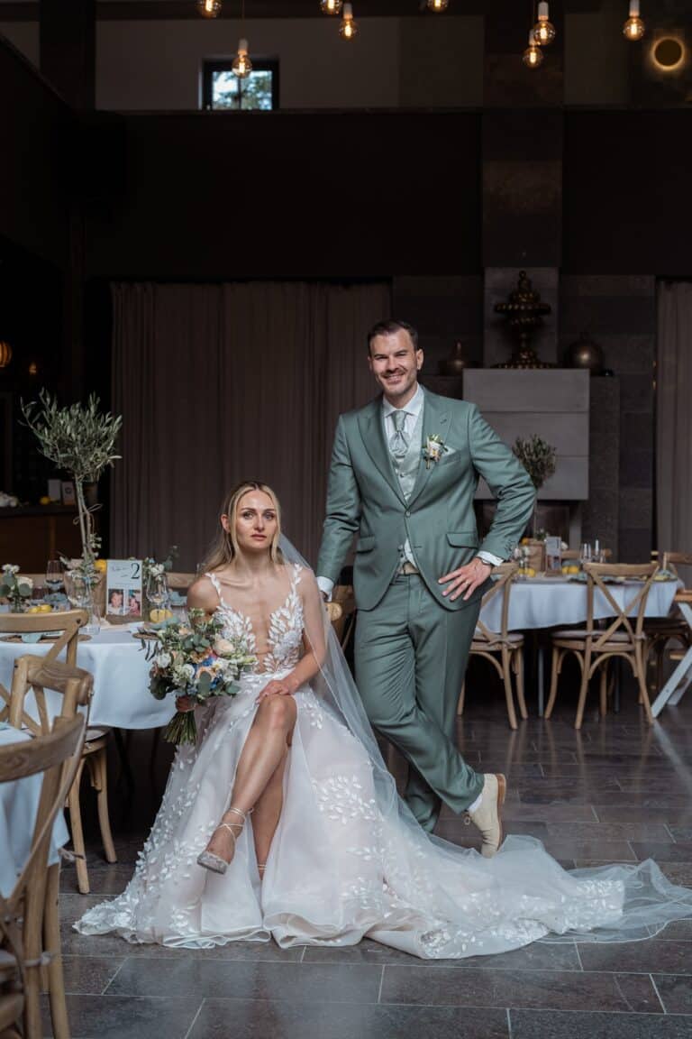 02647-florian-knusper-hochzeitsfotograf-wuerzburg-brautpaar-im-restaurant-villa-oriental