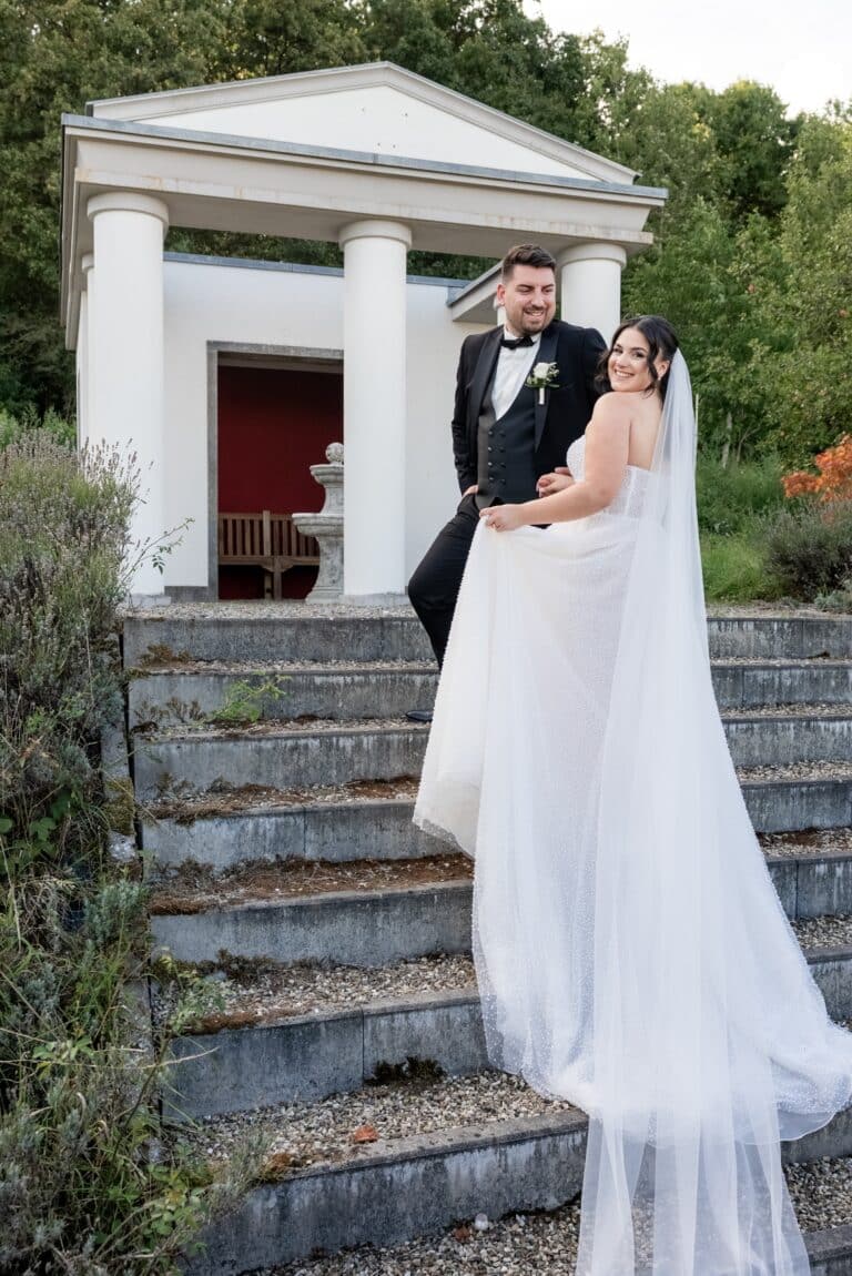 02648-florian-knusper-hochzeitsfotograf-wuerzburg-brautpaar-auf-steintreppe-villa-oriental