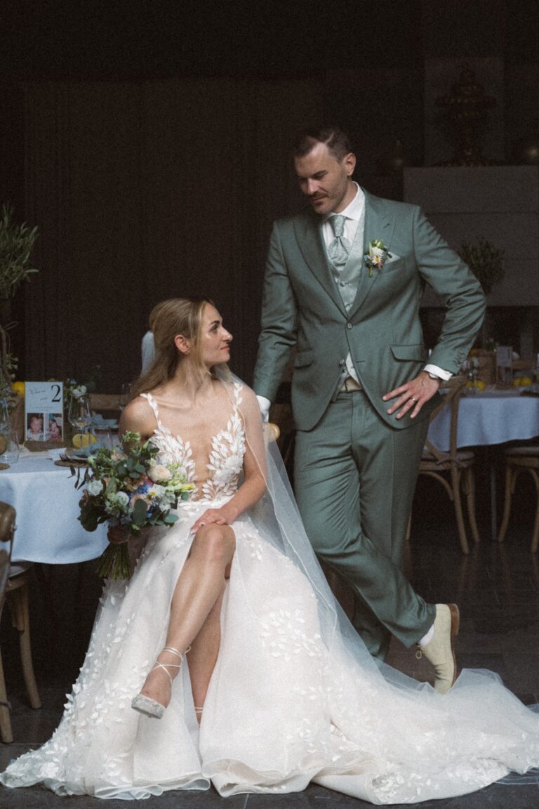 02661-2-florian-knusper-hochzeitsfotograf-wuerzburg-brautpaar-am-tisch-villa-oriental