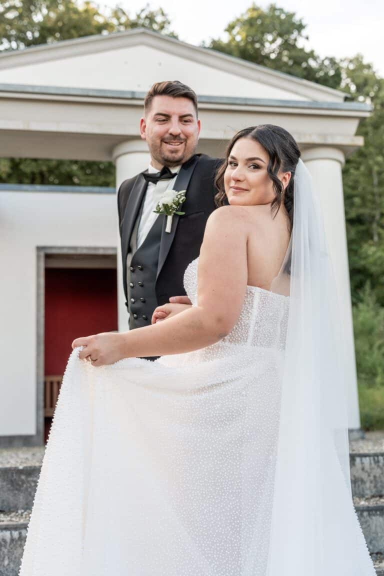 02667-florian-knusper-hochzeitsfotograf-wuerzburg-brautpaar-vor-tempel-villa-oriental