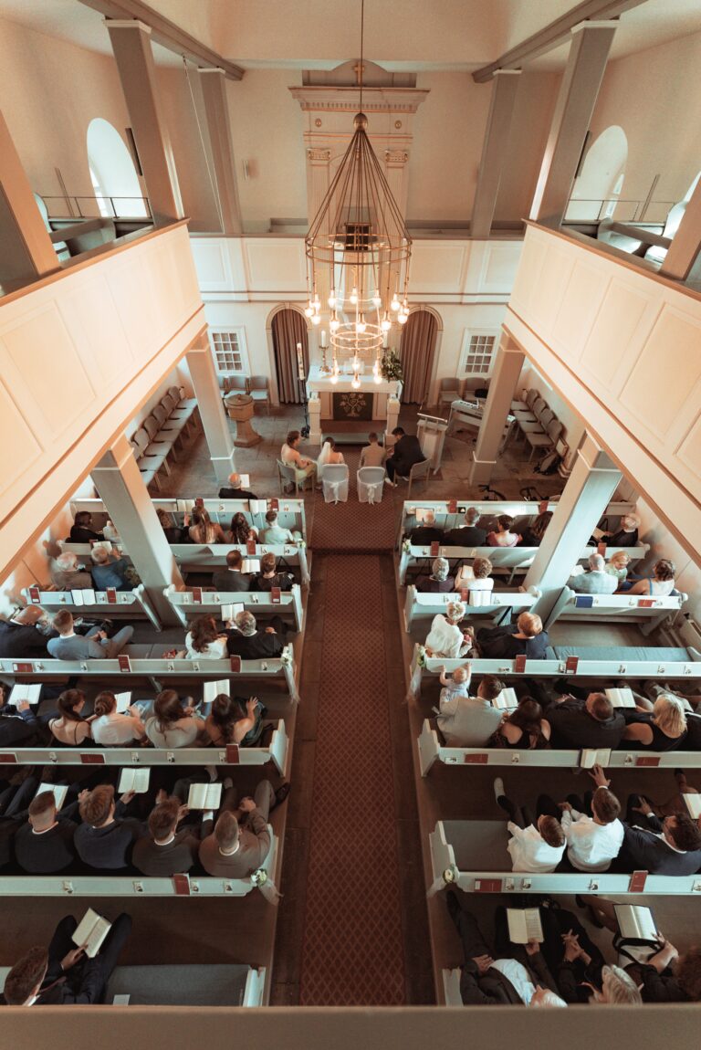 02676-florian-knusper-hochzeitsfotograf-wuerzburg-kirche-mit-gaesten-Dänischer Pavillon