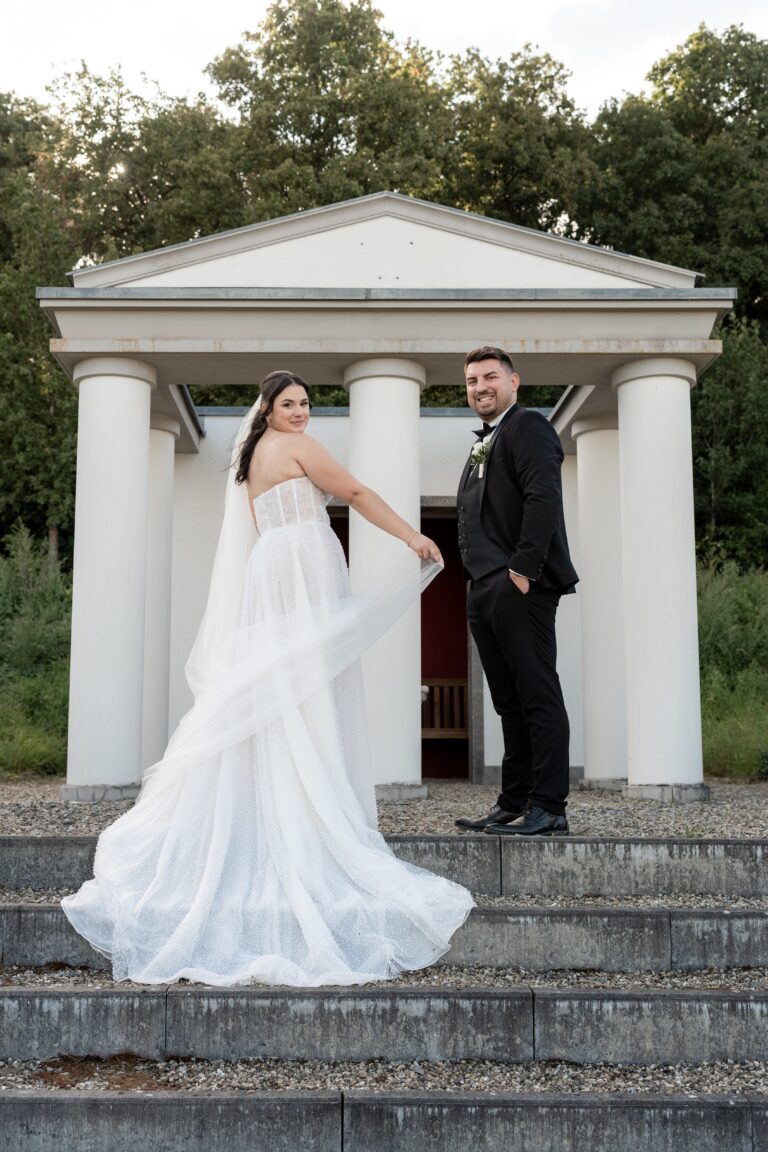 02680-florian-knusper-hochzeitsfotograf-wuerzburg-brautpaar-vor-pavillon-villa-oriental