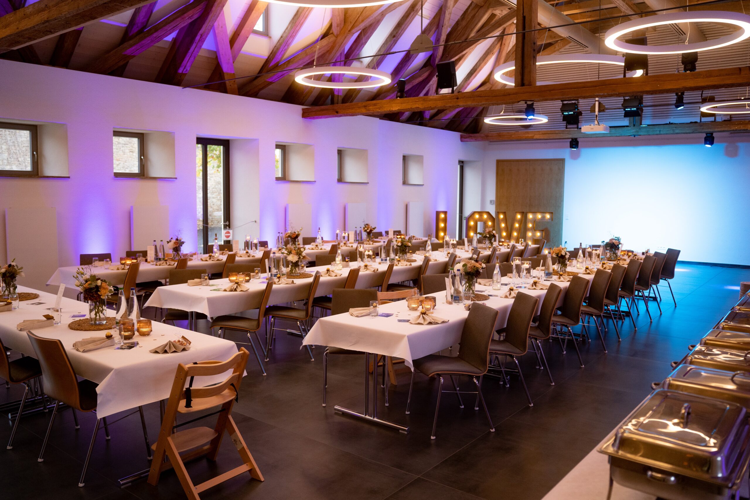 Hochzeitsfeier Saal mit Deko und Tischen