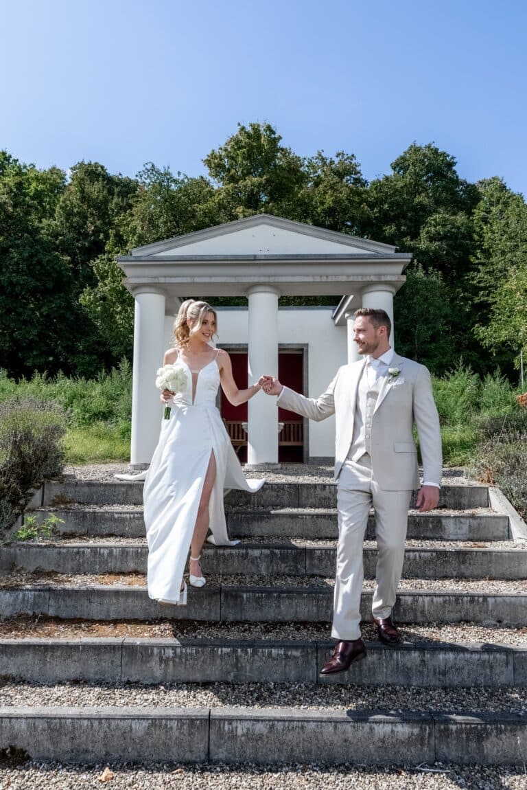 02685-florian-knusper-hochzeitsfotograf-wuerzburg-brautpaar-auf-steintreppe-Villa Oriental