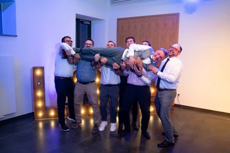 02695a-florian-knusper-hochzeitsfotograf-wuerzburg-beleuchtetes-love-zeichen-Schloss Zeilitzheim