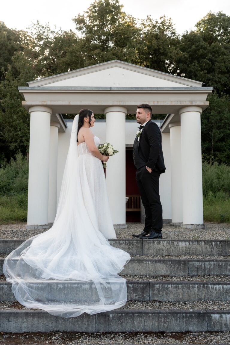 02699-florian-knusper-hochzeitsfotograf-wuerzburg-brautpaar-vor-pavillon-villa-oriental
