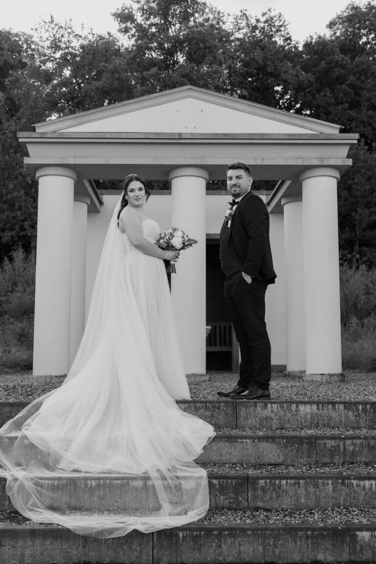 02701-2-florian-knusper-hochzeitsfotograf-wuerzburg-brautpaar-mit-tempel-villa-oriental