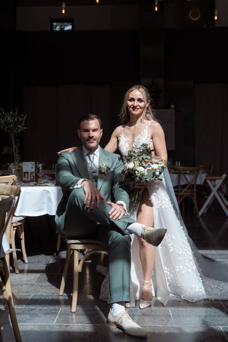 02709-florian-knusper-hochzeitsfotograf-wuerzburg-brautpaar-im-festsaal-villa-oriental