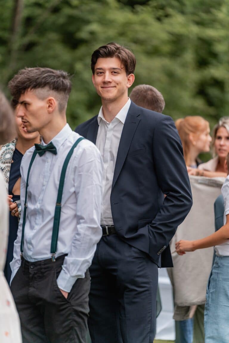 02711-florian-knusper-hochzeitsfotograf-wuerzburg-gruppe-von-gaesten-Das Retz