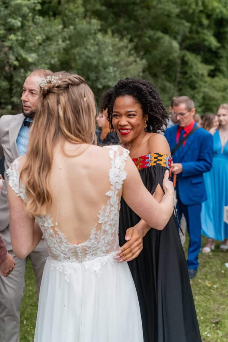 02717-florian-knusper-hochzeitsfotograf-wuerzburg-brautpaar-und-gaeste-im-garten-Das Retz