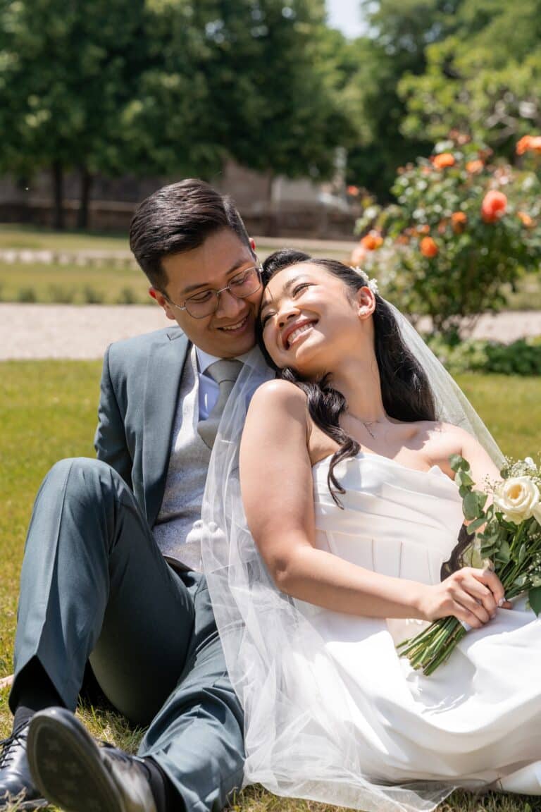 02755-florian-knusper-hochzeitsfotograf-wuerzburg-brautpaar-im-garten-Hotel Schindlerhof Nuernberg