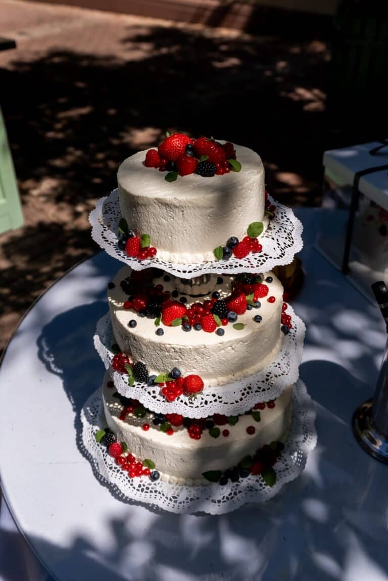 02765-florian-knusper-hochzeitsfotograf-wuerzburg-hochzeitstorte-mit-fruechten-hofgut hünnersdorf