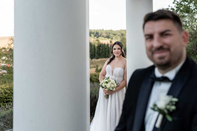 02780-florian-knusper-hochzeitsfotograf-wuerzburg-brautpaar-bei-saeulen-villa-oriental