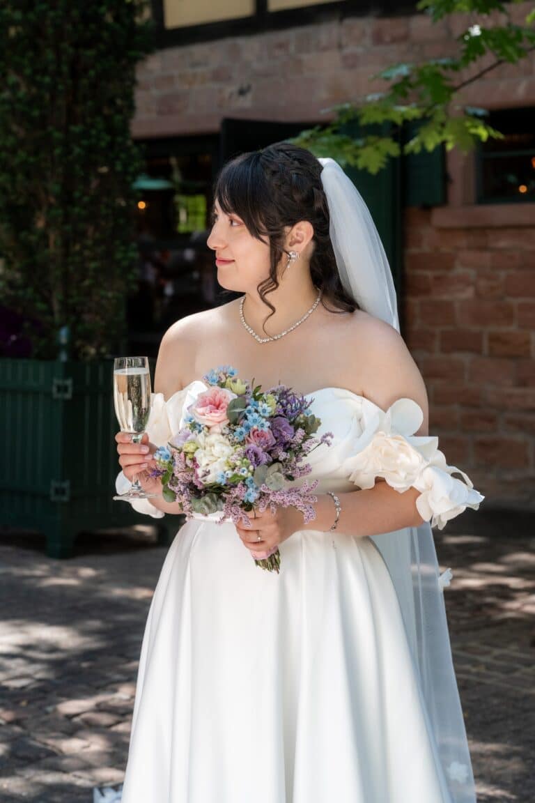 02781-florian-knusper-hochzeitsfotograf-wuerzburg-braut-mit-blumenstrauss-hofgut hünnersdorf