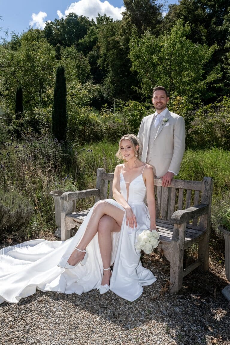 02791-florian-knusper-hochzeitsfotograf-wuerzburg-brautpaar-auf-gartenbank-Villa Oriental