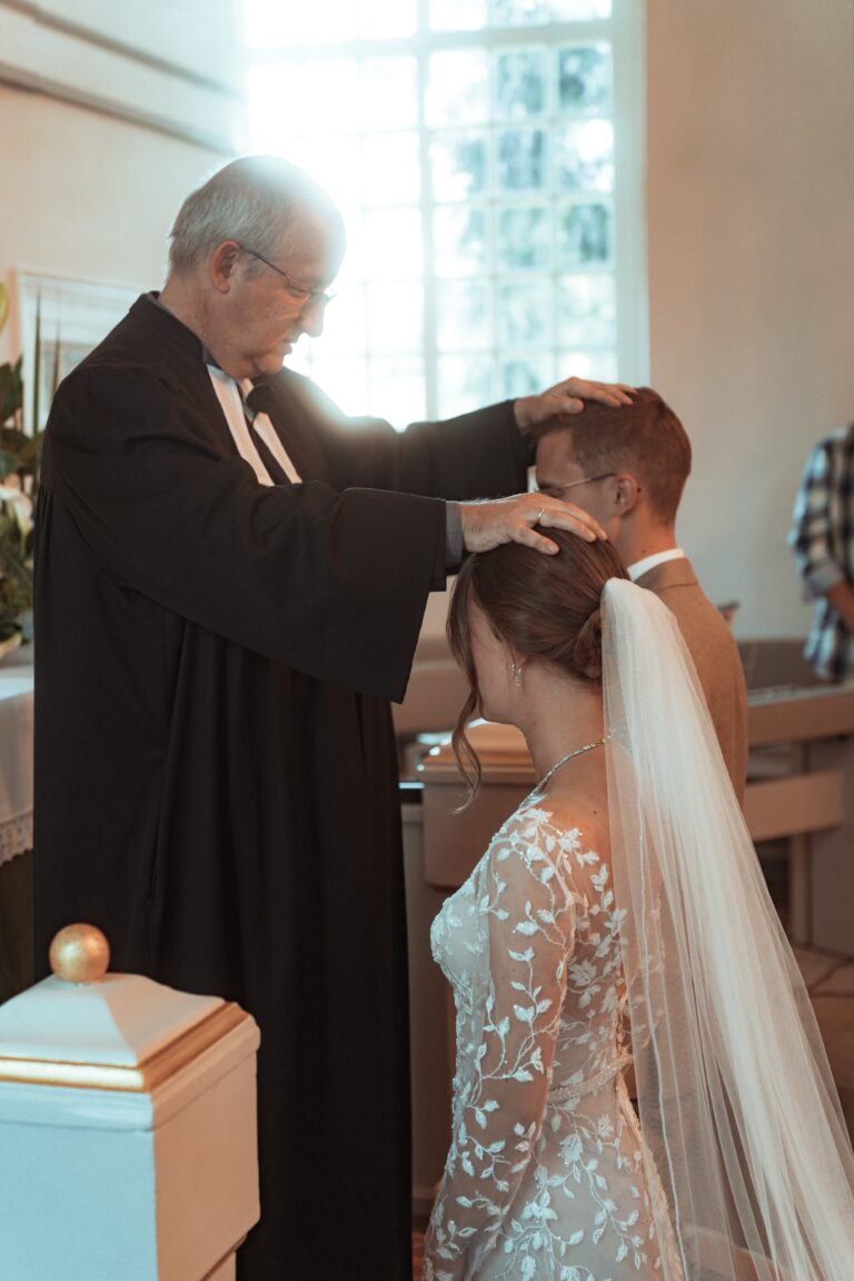 02791-florian-knusper-hochzeitsfotograf-wuerzburg-trauung-in-der-kirche-Dänischer Pavillon