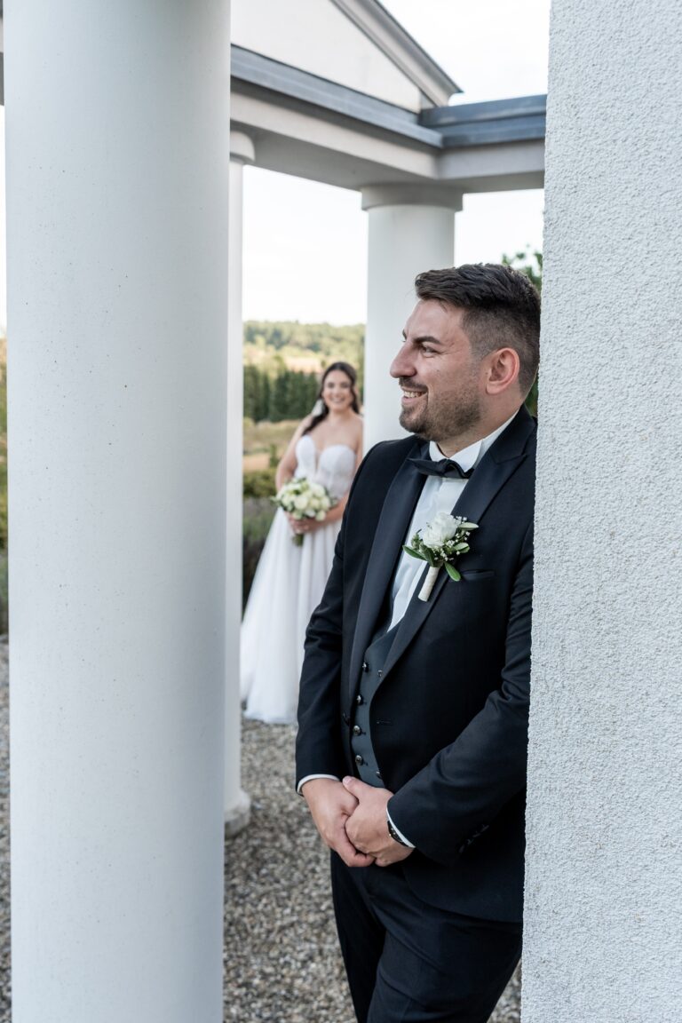 02794-florian-knusper-hochzeitsfotograf-wuerzburg-brautpaar-bei-saeulen-villa-oriental