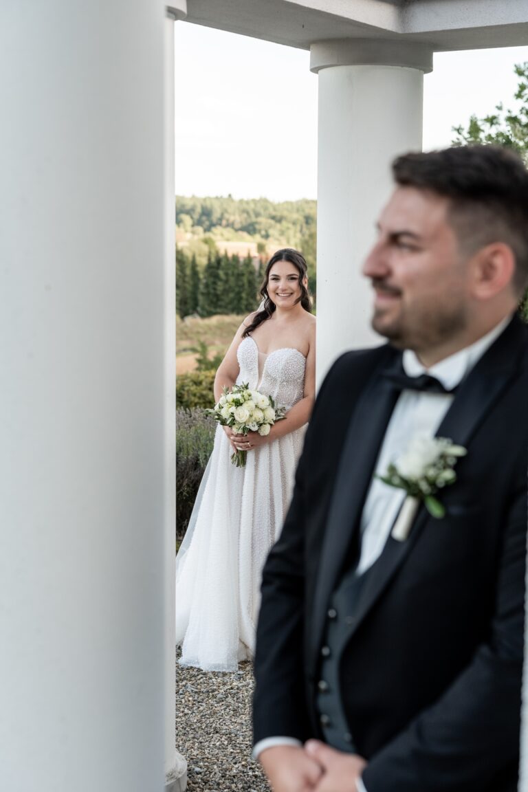 02800-florian-knusper-hochzeitsfotograf-wuerzburg-brautpaar-vor-saeulen-villa-oriental