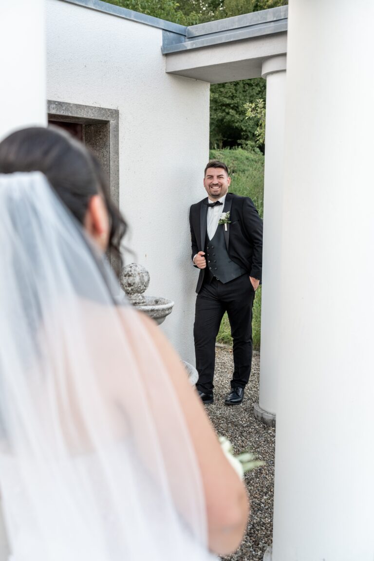 02812-florian-knusper-hochzeitsfotograf-wuerzburg-brautpaar-bei-saeulen-villa-oriental