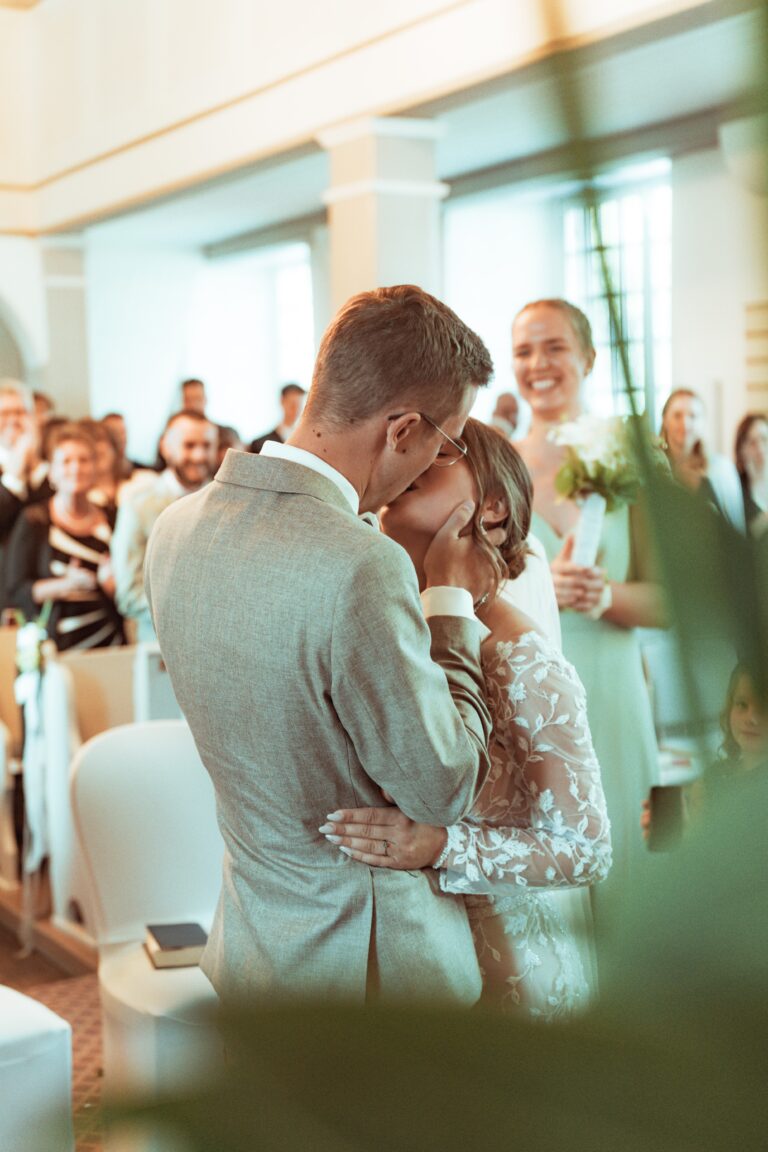 02815-florian-knusper-hochzeitsfotograf-wuerzburg-brautpaar-bei-trauung-Dänischer Pavillon