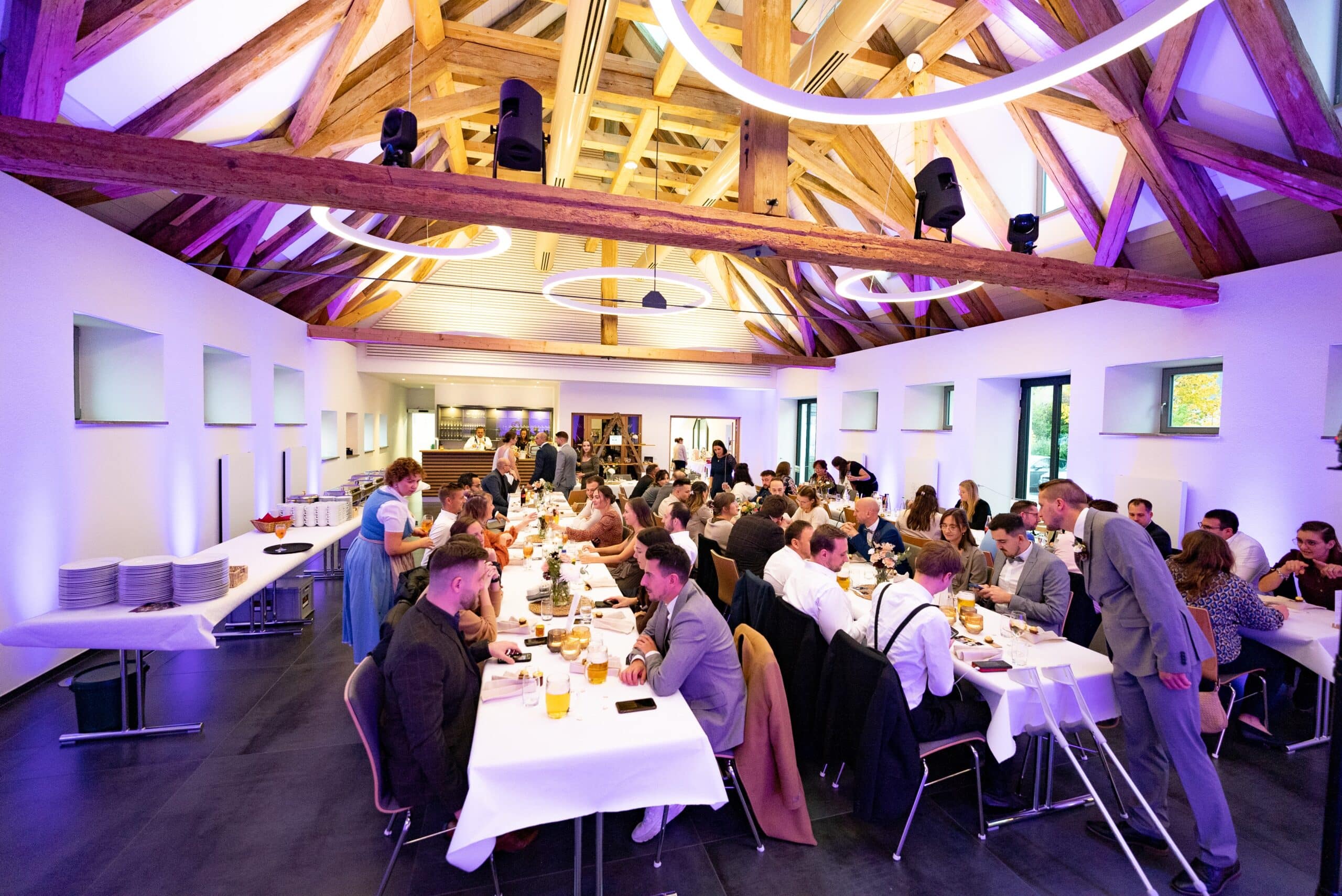 Hochzeitsfeier in festlich dekorierter Halle