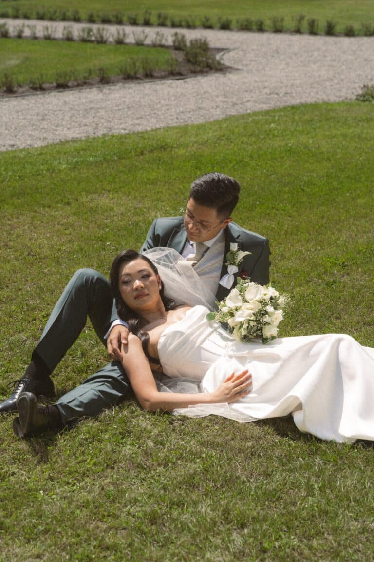 02828-2-florian-knusper-hochzeitsfotograf-wuerzburg-brautpaar-auf-wiese-Hotel Schindlerhof Nuernberg