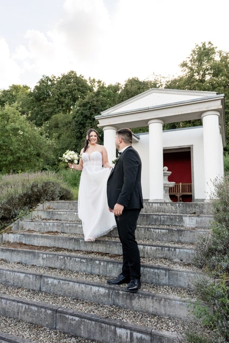 02828-florian-knusper-hochzeitsfotograf-wuerzburg-brautpaar-auf-treppe-vor-tempel-villa-oriental