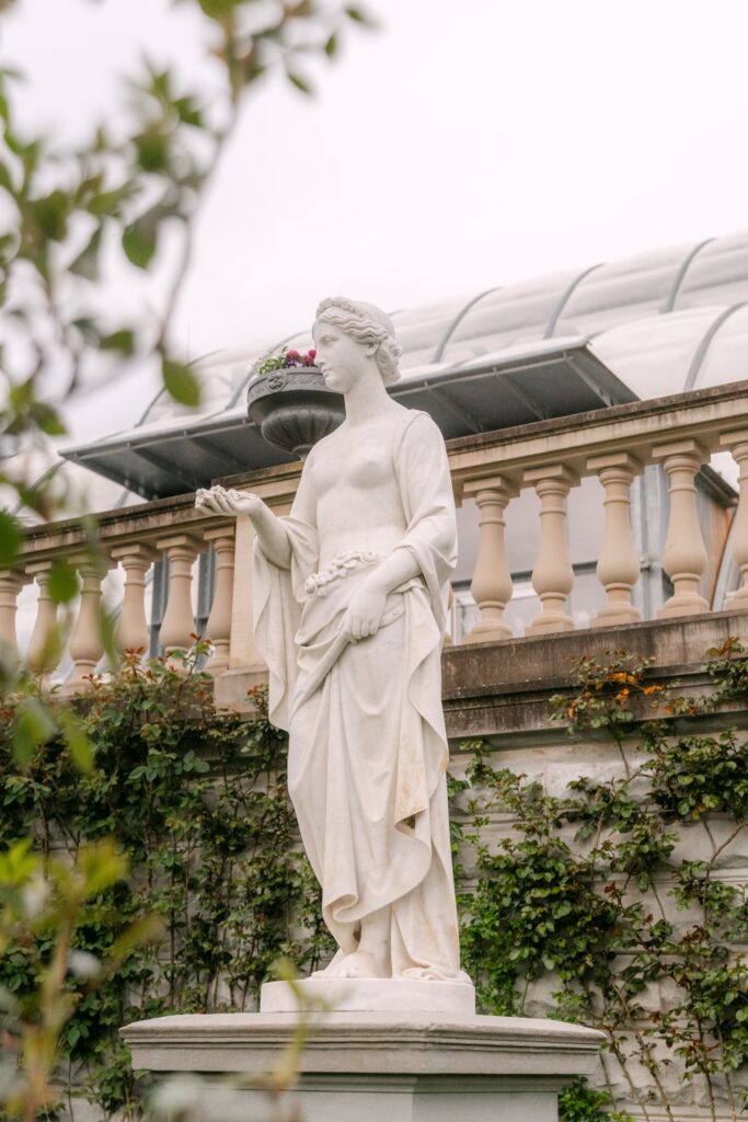 Hochzeitslocation im Garten mit klassischer Statue