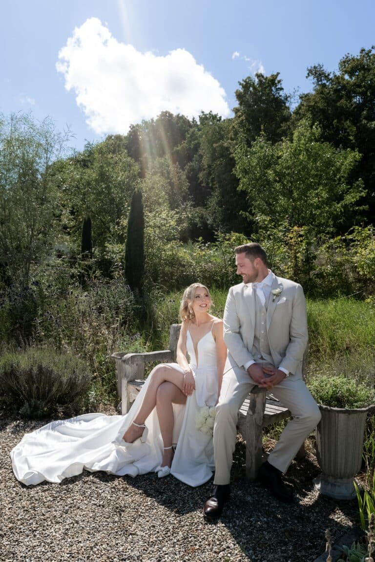 02831-florian-knusper-hochzeitsfotograf-wuerzburg-brautpaar-im-garten-Villa Oriental