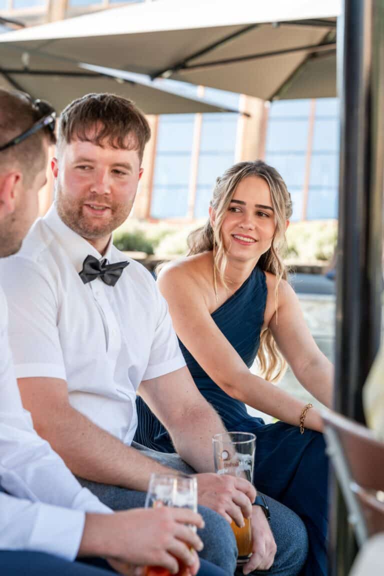 02833-florian-knusper-hochzeitsfotograf-wuerzburg-gruppe-von-gaesten-Kloster Bronnbach
