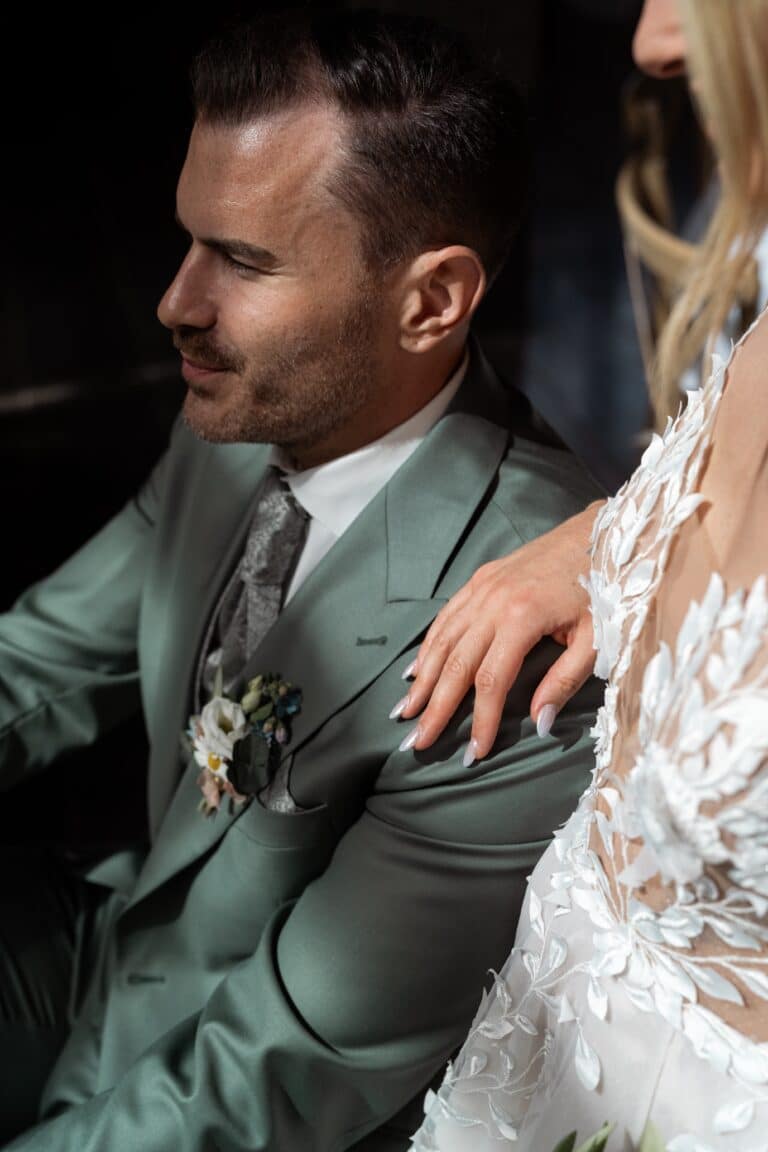 02836-florian-knusper-hochzeitsfotograf-wuerzburg-brautpaar-in-festlicher-kleidung-villa-oriental