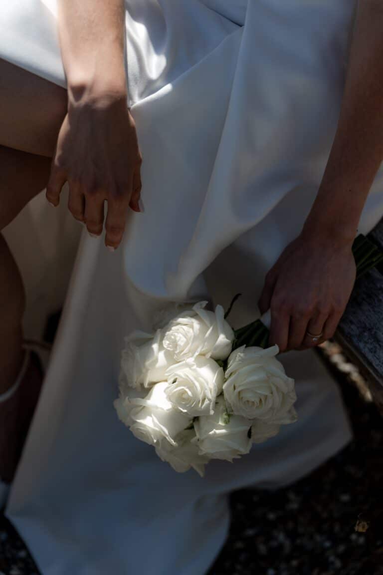 02846-florian-knusper-hochzeitsfotograf-wuerzburg-braut-mit-blumenstrauss-Villa Oriental