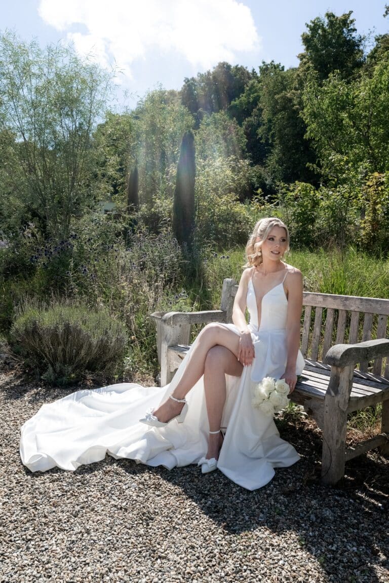 02864-florian-knusper-hochzeitsfotograf-wuerzburg-braut-im-garten-Villa Oriental