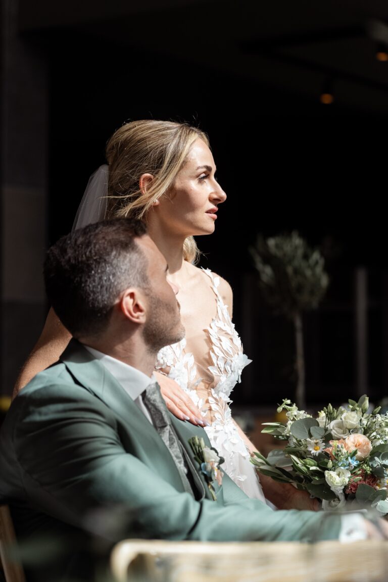 02868-florian-knusper-hochzeitsfotograf-wuerzburg-brautpaar-mit-blumenstrauss-villa-oriental