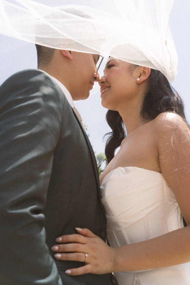 02871-2-florian-knusper-hochzeitsfotograf-wuerzburg-brautpaar-im-freien-Hotel Schindlerhof Nuernberg