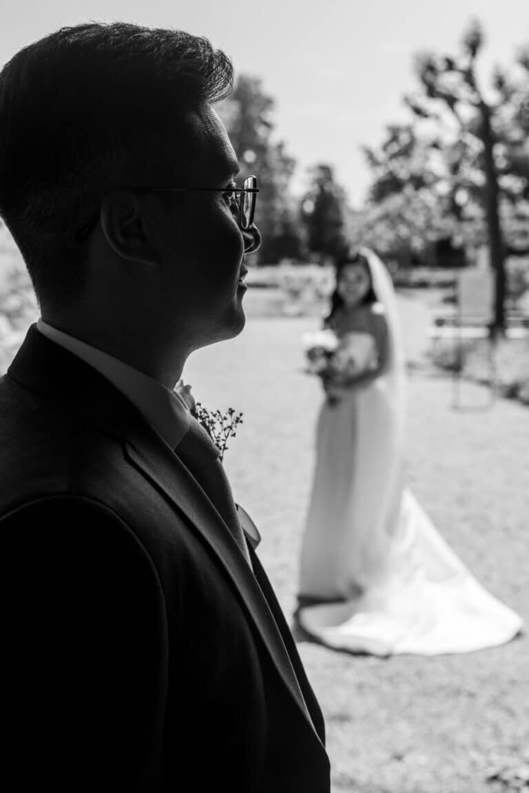 02913-florian-knusper-hochzeitsfotograf-wuerzburg-brautpaar-im-garten-Hotel Schindlerhof Nuernberg