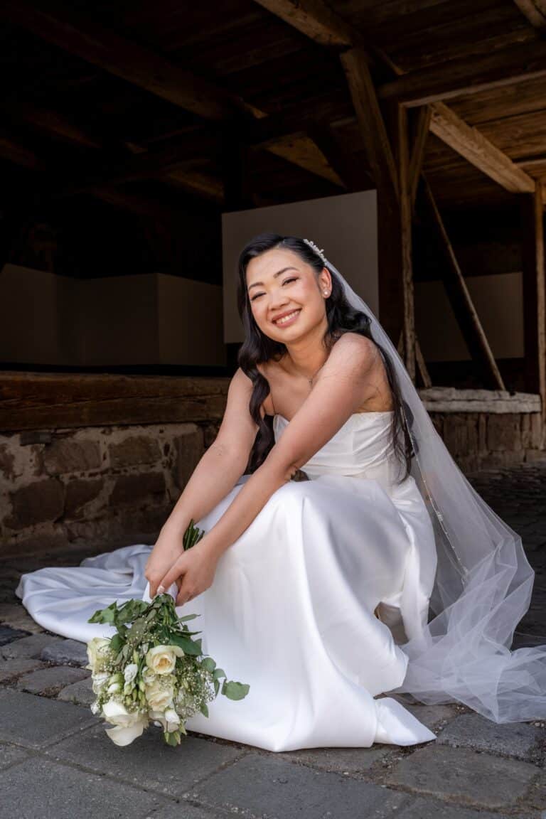 02920-florian-knusper-hochzeitsfotograf-wuerzburg-braut-mit-bouquet-Hotel Schindlerhof Nuernberg