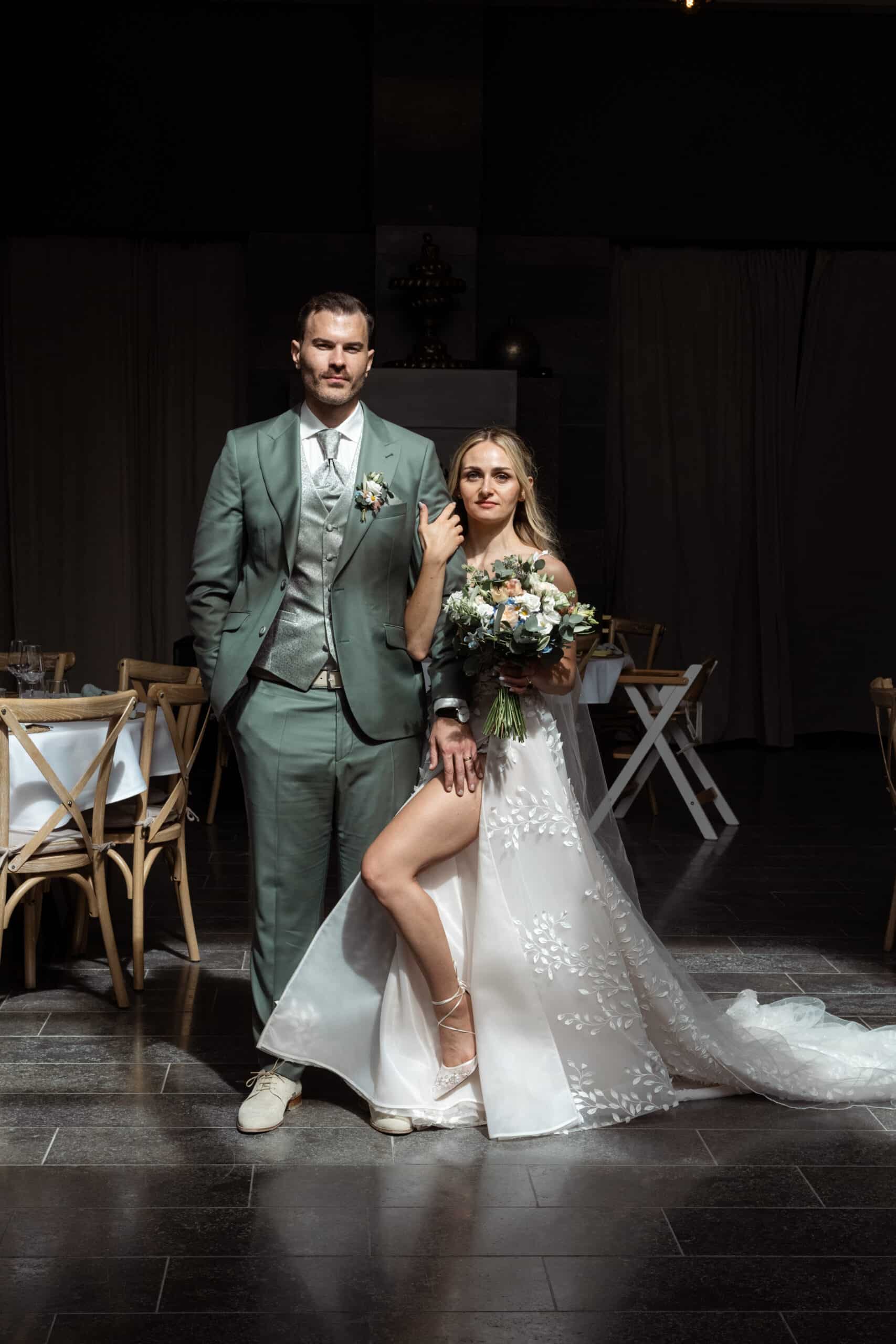 02921-florian-knusper-hochzeitsfotograf-wuerzburg-brautpaar-im-festsaal